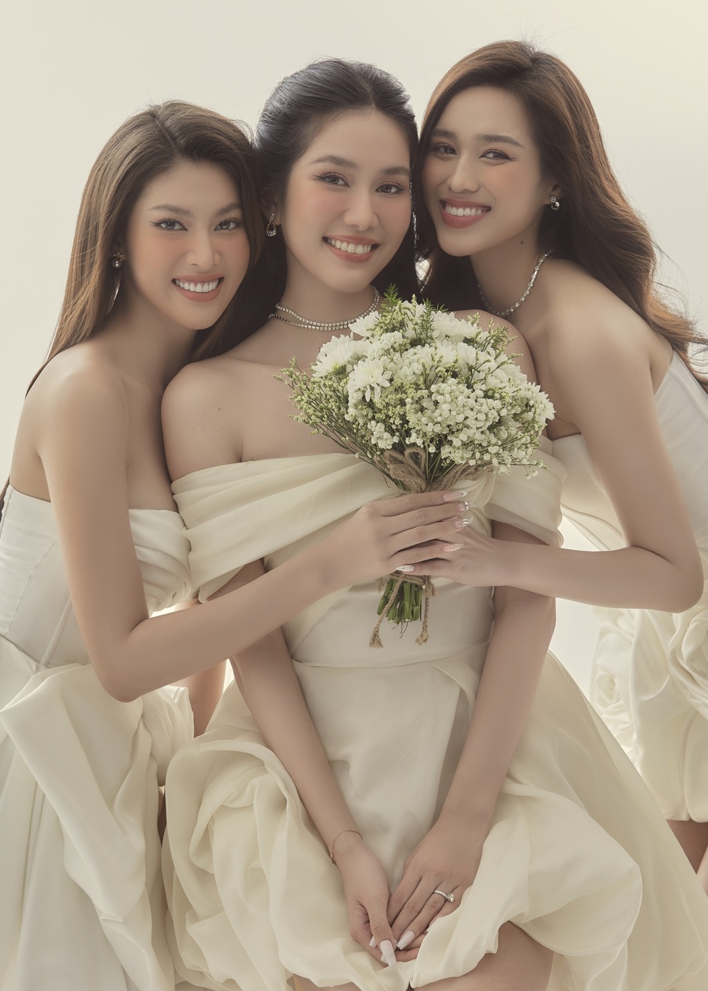 Loạt mỹ nhân được cả showbiz Việt chờ ăn cưới sau màn cầu hôn lãng mạn - 2 Loạt mỹ nhân được cả showbiz Việt chờ ăn cưới sau màn cầu hôn lãng mạn - 2