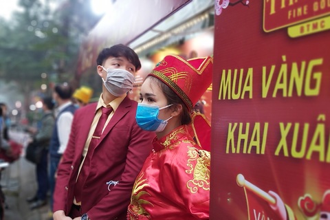 Mua vào, bán ra "mất không" 1 triệu đồng/lượng: Các cửa hàng vàng thưa thớt ngày vía Thần Tài