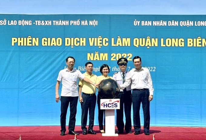 Các địa biểu bấm chuông khai mạc Phiên Giao dịch việc làm lưu động quận Long Biên năm 2022