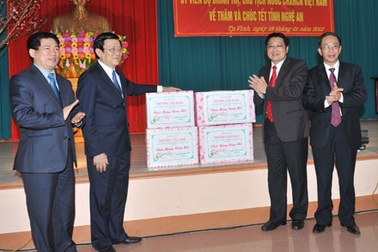 Chủ tịch nước chúc Tết nhân dân và lãnh đạo tỉnh Nghệ An