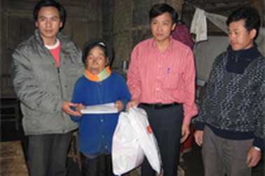 Thăm và tặng quà tết cho bà cụ mù nuôi chồng liệt
