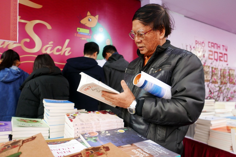 Phố sách Hà Nội đông nghịt người tham quan, mua sắm ngày Tết - 11 Phố sách Hà Nội đông nghịt người tham quan, mua sắm ngày Tết - 11