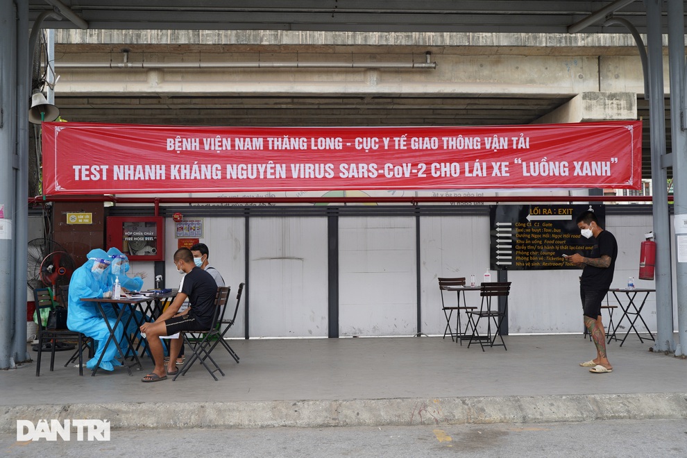 Test nhanh Covid-19 lưu động cho lái xe luồng xanh ngay tại bến ở Hà Nội - 2 Test nhanh Covid-19 lưu động cho lái xe luồng xanh ngay tại bến ở Hà Nội - 2