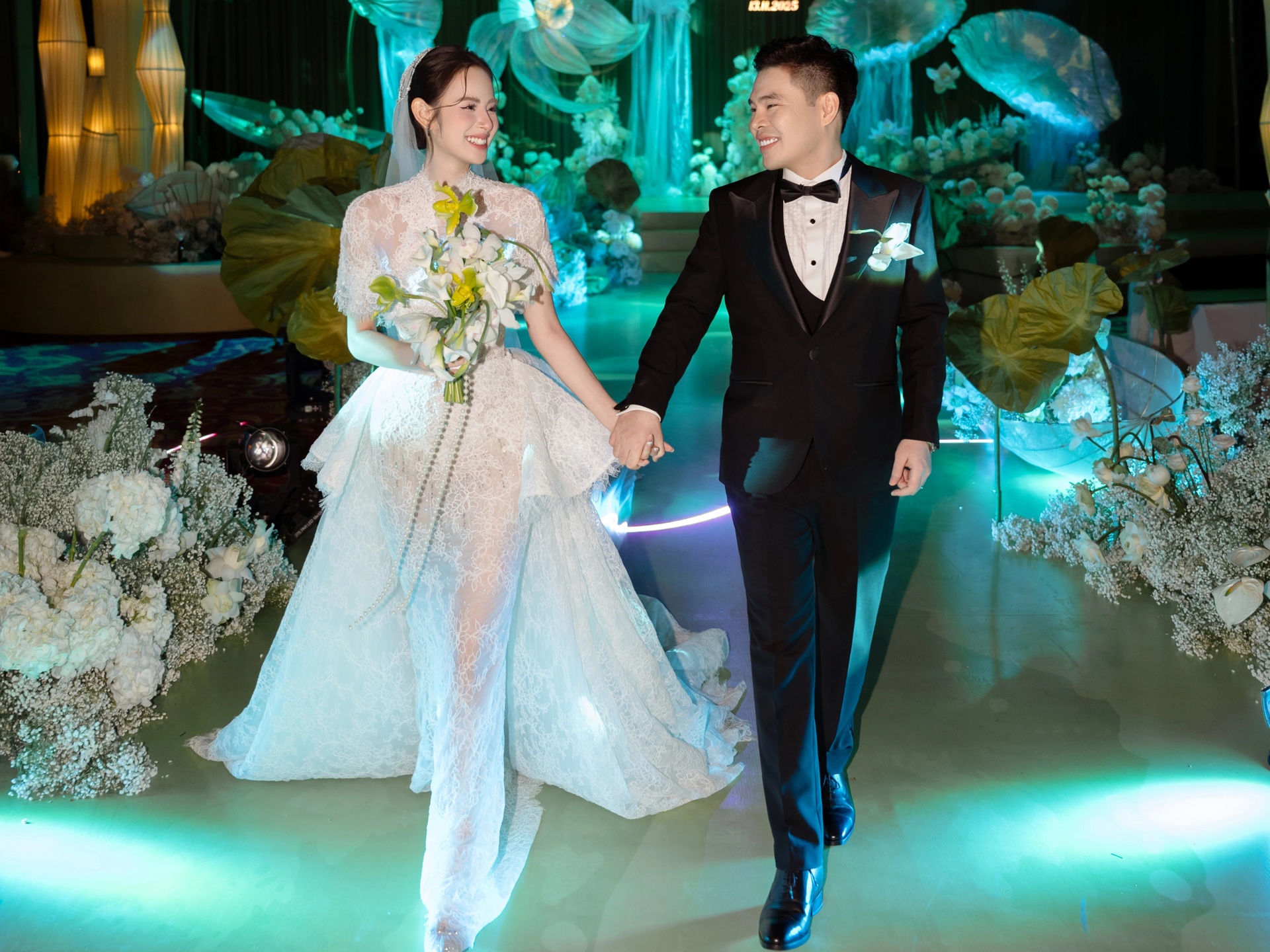 Hương Liên bật khóc bên chồng hơn 12 tuổi trong đám cưới hào môn xa hoa - 4 Hương Liên bật khóc bên chồng hơn 12 tuổi trong đám cưới hào môn xa hoa - 4