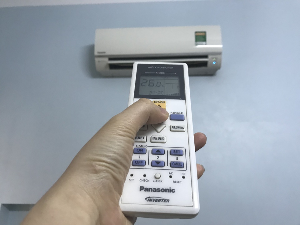 Nắng nóng cao độ, khách phát hoảng trước chiêu trò của thợ sửa điều hòa - 1 Nắng nóng cao độ, khách phát hoảng trước chiêu trò của thợ sửa điều hòa - 1