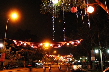 Chi 5 tỉ đồng trang trí điện chiếu sáng Tết Nguyên đán
