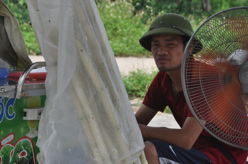 Người chồng suy thận kẽo kẹt bán nước mía nuôi vợ con được bạn đọc giúp đỡ - 1 Người chồng suy thận kẽo kẹt bán nước mía nuôi vợ con được bạn đọc giúp đỡ - 1