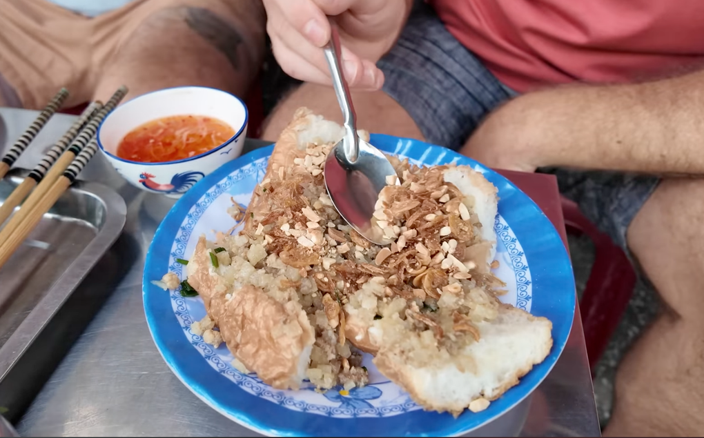 Món bánh mì hấp gây tranh cãi ở TPHCM khiến khách Mỹ ngỡ ngàng - 1 Món bánh mì hấp gây tranh cãi ở TPHCM khiến khách Mỹ ngỡ ngàng - 1