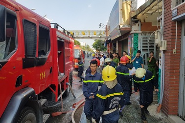 Cháy tiệm tân trang xe máy, nhiều người chạy ra ban công kêu cứu