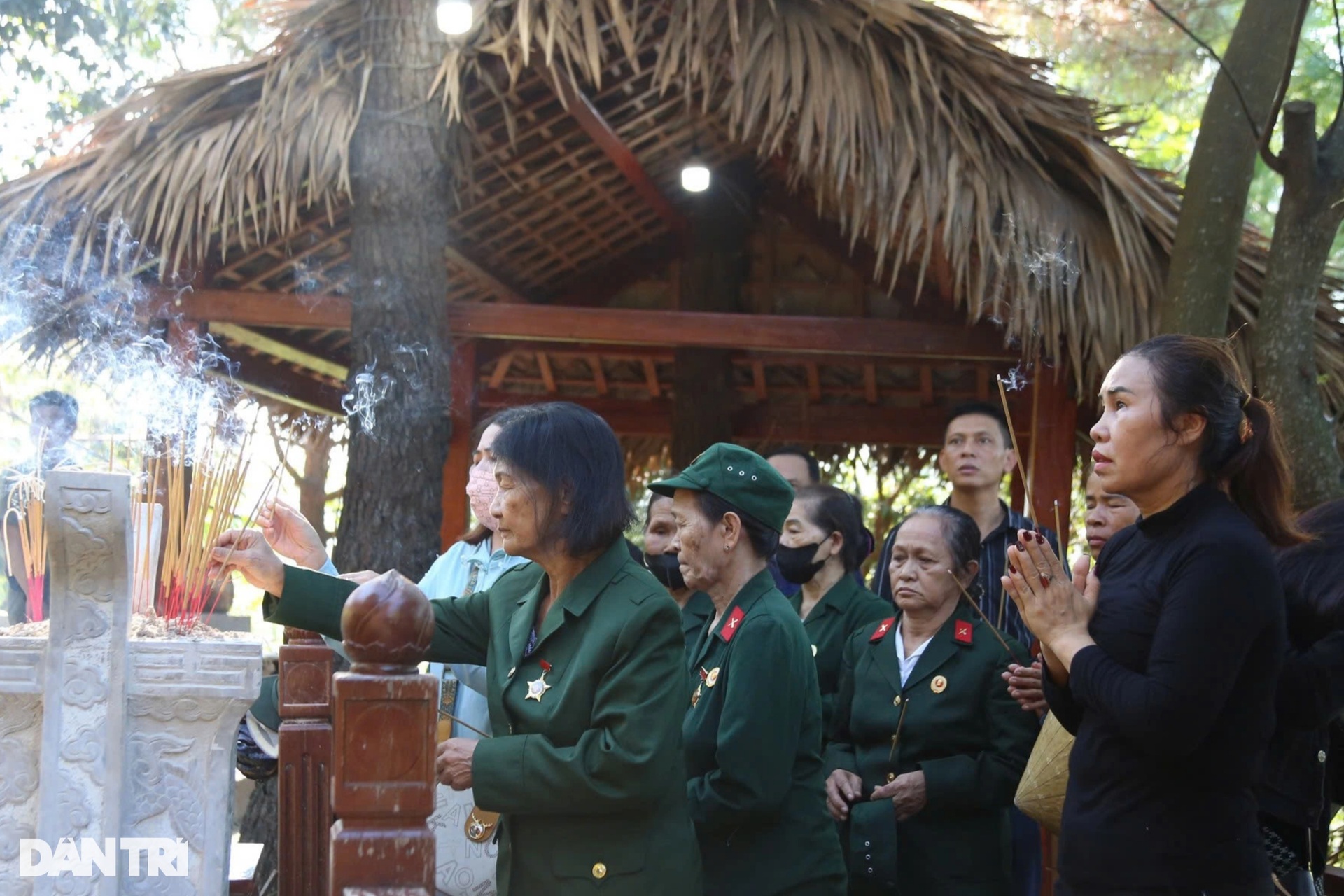 Đông đảo người dân đến tiễn biệt Phu nhân Đại tướng Võ Nguyên Giáp - 6 Đông đảo người dân đến tiễn biệt Phu nhân Đại tướng Võ Nguyên Giáp - 6