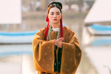 Nổi "da gà" với bộ sưu tập cổ trang trong show của siêu mẫu Xuân Lan