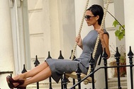 Victoria Beckham đánh đu trong buổi chụp hình