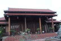 Chi cục trưởng Kiểm lâm nói gì về nhà gỗ "khủng" gây xôn xao dư luận?