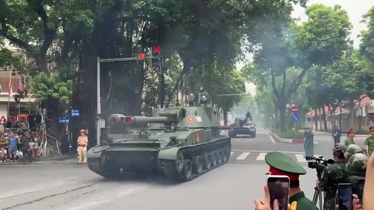 Người dân thích thú khi chứng kiến dàn khí tài hạng nặng chuẩn bị diễu binh