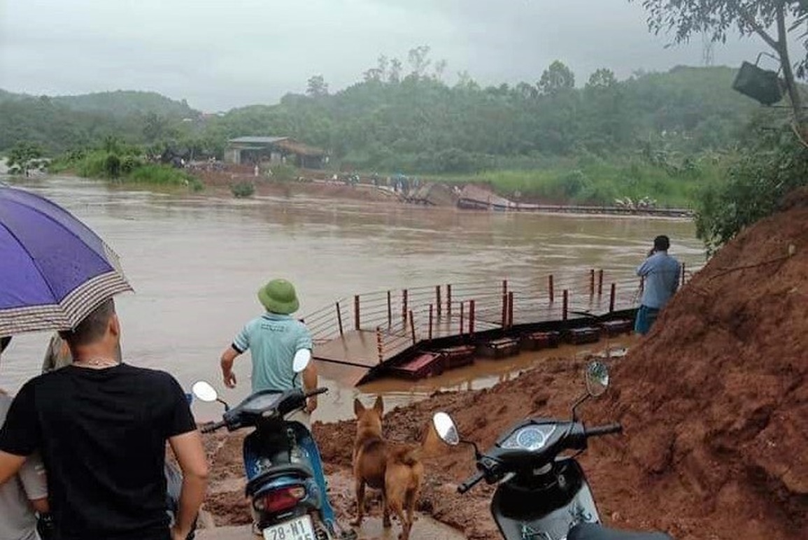 Nước lũ dâng cao cắt đứt cầu phao - 4 Nước lũ dâng cao cắt đứt cầu phao - 4