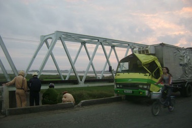Xe tải phá thành cầu, rơi thẳng xuống sông từ độ cao 25m