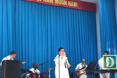 Hải quân Mỹ hát "Xin chào Việt Nam" và "Nối vòng tay lớn" bằng tiếng Việt