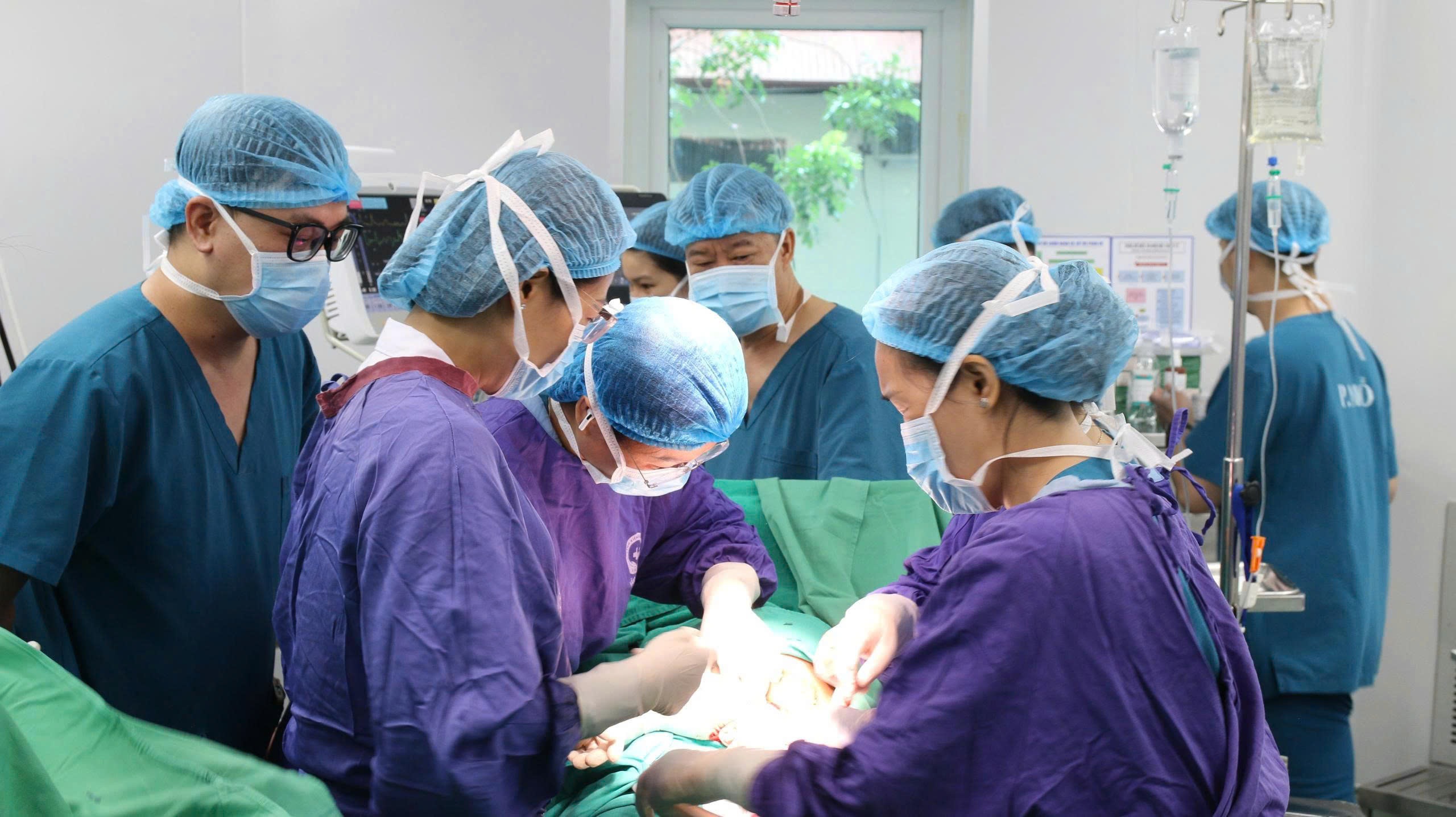 Ca mổ tính từng phút cứu sống thai nhi do sa dây rau hiếm gặp - 2