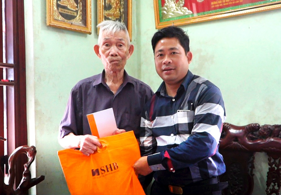 Cha liệt sĩ xúc động nhận quà từ chương trình “Vững tin Việt Nam” của TT Group - 2 Cha liệt sĩ xúc động nhận quà từ chương trình “Vững tin Việt Nam” của TT Group - 2