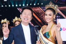 Tranh cãi treo thưởng vương miện cho thí sinh "chốt" đơn bán hàng giỏi nhất