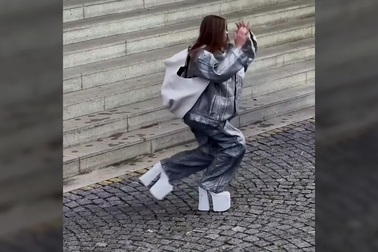 Tranh cãi việc người mẫu phải ngã lộn nhào để quảng cáo thời trang