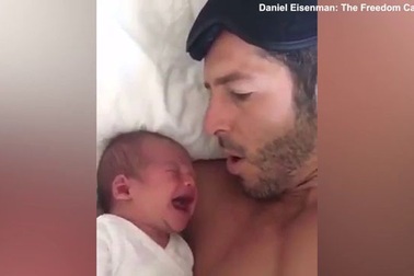 Ông bố dỗ con nín khóc chỉ trong có vài giây