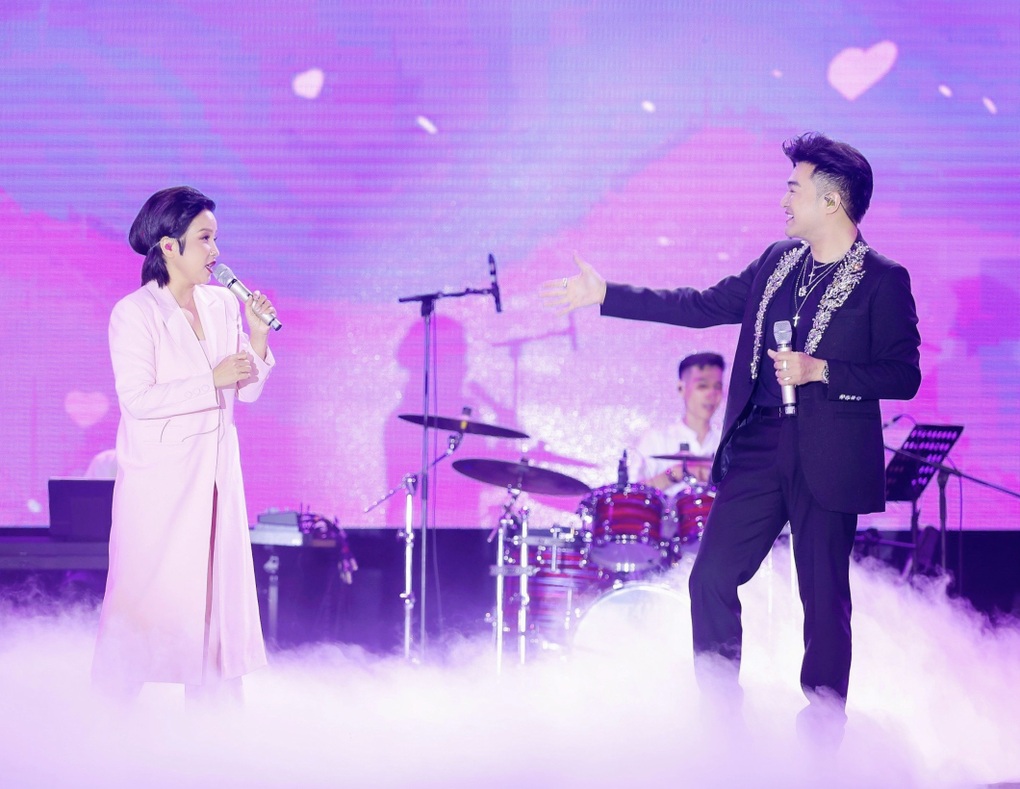 Diva Mỹ Linh khiến khán giả rung rinh khi hát Trái tim không ngủ yên - 2 Diva Mỹ Linh khiến khán giả rung rinh khi hát Trái tim không ngủ yên - 2
