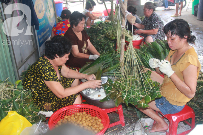 Xóm bánh ú tro lừng danh nửa thế kí ở Sài Gòn, đỏ lửa 5 ngày đêm nấu bánh dịp Tết Đoan Ngọ - Ảnh 1. Xóm bánh ú tro lừng danh nửa thế kí ở Sài Gòn, đỏ lửa 5 ngày đêm nấu bánh dịp Tết Đoan Ngọ - Ảnh 1.