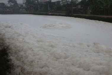 Kinh hãi dòng kênh nổi bọt trắng xóa như băng tuyết
