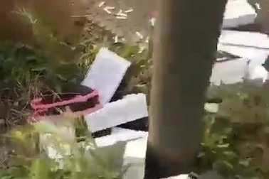 Hiện trường xe tải gặp nạn khiến rất nhiều điện thoại iPhone rớt xuống la liệt khắp mặt đường