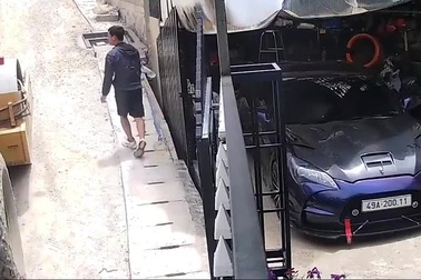 Chàng trai phản ứng nhanh giúp cứu xe lu bị trôi dốc