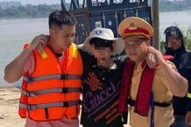 Cảnh sát kịp thời cứu nam thanh niên nhảy cầu Thăng Long tự tử