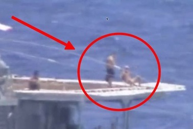 Vì sao thủy thủ Nga ung dung tắm nắng khi chiến hạm suýt đâm tàu Mỹ?