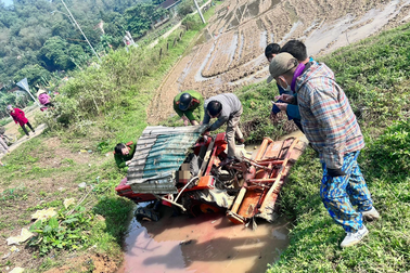 Lật máy cày, một người tử vong