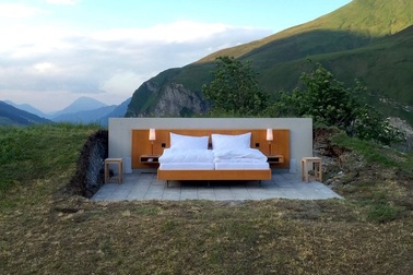 Khách sạn không tường bao, nằm trơ chọi giữa đồng hoang, giá 4.7 triệu đồng/đêm