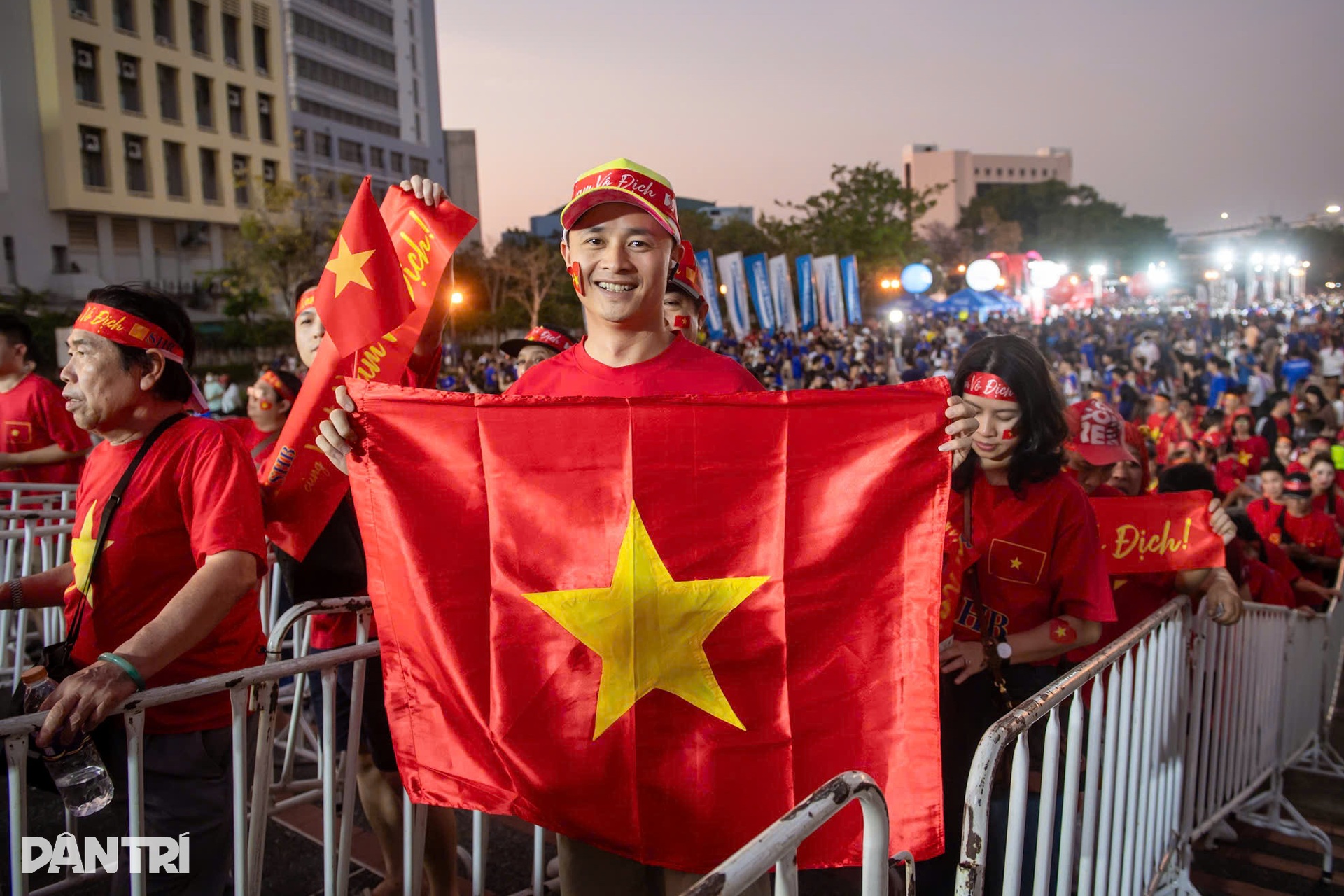 Người hâm mộ phủ đỏ SVĐ Thái Lan, cổ vũ tuyển Việt Nam giành cúp vô địch - 15 Người hâm mộ phủ đỏ SVĐ Thái Lan, cổ vũ tuyển Việt Nam giành cúp vô địch - 15