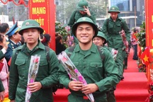 Vừa đi du học Singapore về, thanh niên Hà Nội xung phong nhập ngũ