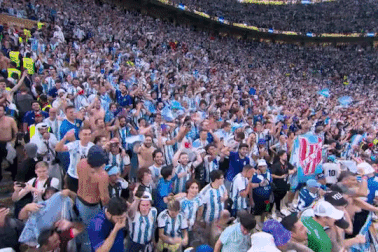 Nữ CĐV Argentina có nguy cơ ngồi tù vì cởi áo khoe vòng một ăn mừng