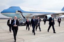 Chuyên cơ Tổng thống Mỹ được đón tại Nội Bài như thế nào?