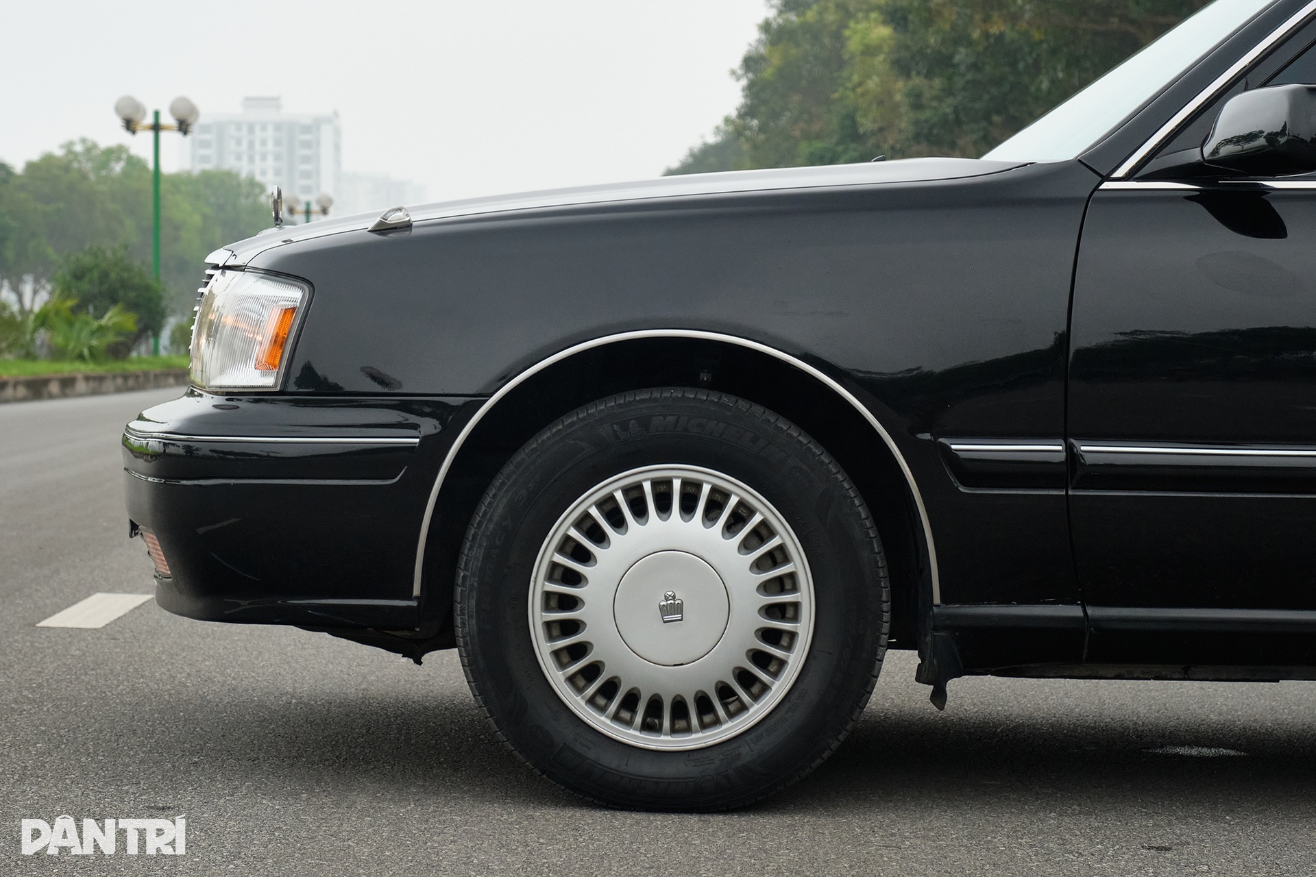 Cận cảnh Toyota Crown 1998: Được trả giá 1,6 tỷ đồng nhưng chủ xe chưa bán - 10 Cận cảnh Toyota Crown 1998: Được trả giá 1,6 tỷ đồng nhưng chủ xe chưa bán - 10