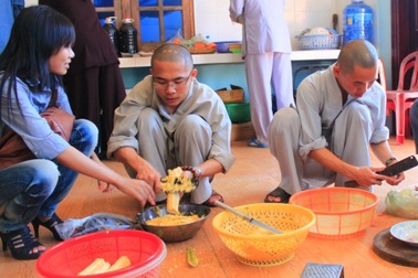 Bữa cơm chay ấm lòng sĩ tử 