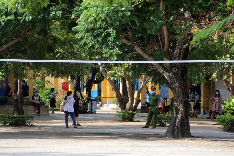 Phú Yên đột ngột dừng 2 điểm thi, hơn 700 sĩ tử đành đi về - 3 Phú Yên đột ngột dừng 2 điểm thi, hơn 700 sĩ tử đành đi về - 3