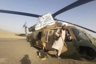 Taliban lái trực thăng Mỹ trên bầu trời Afghanistan