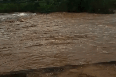 Nam công nhân lao xuống dòng nước lũ cứu 2 cháu bé