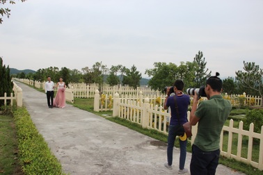 Chụp ảnh cưới ở... nghĩa trang