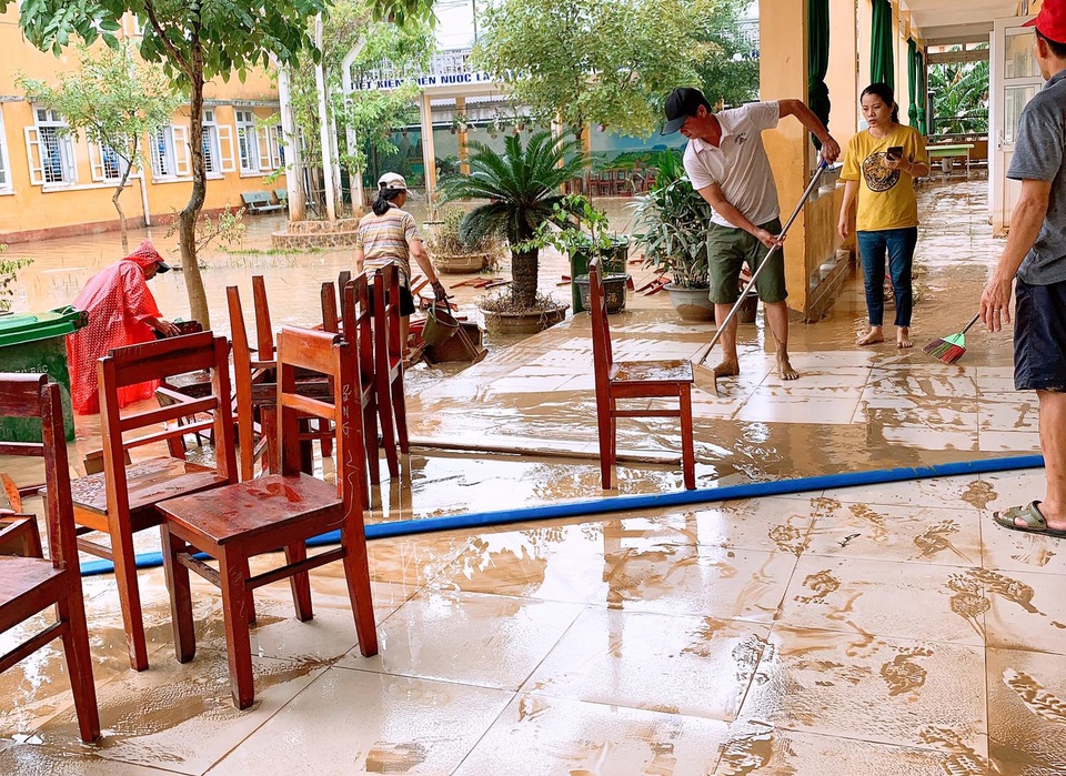 Thừa Thiên Huế: Gác việc nhà, thầy cô giáo lên dọn trường sau lũ - 5 Thừa Thiên Huế: Gác việc nhà, thầy cô giáo lên dọn trường sau lũ - 5