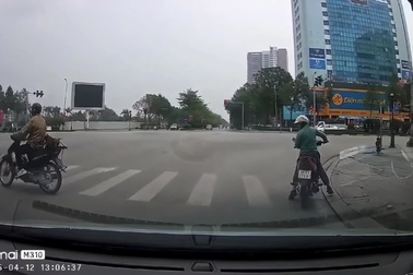 Người đàn ông đi xe máy và hành động dẹp đường "bạo lực" gây tranh cãi