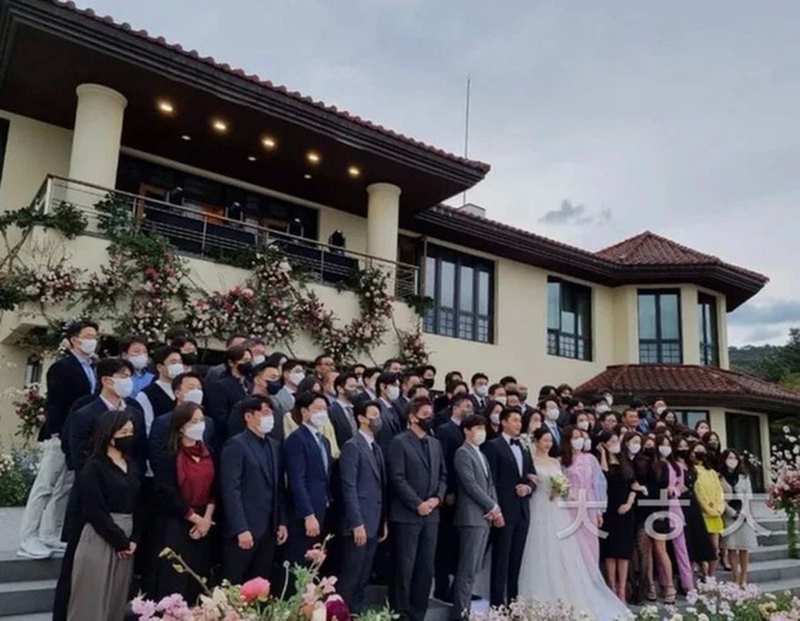 Lịm tim trước khoảnh khắc Hyun Bin say đắm nhìn bà xã Son Ye Jin - 5 Lịm tim trước khoảnh khắc Hyun Bin say đắm nhìn bà xã Son Ye Jin - 5
