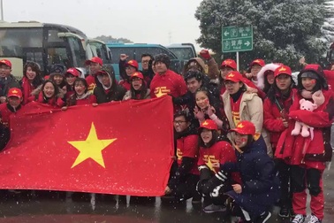 Cổ động viên Việt Nam tại Trung Quốc "cháy hết mình" trước giờ chung kết