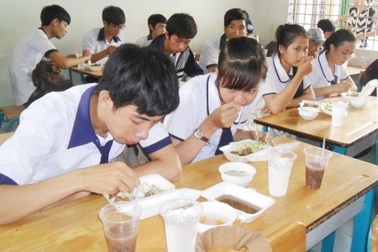 Cần Thơ: Hơn 400 suất cơm miễn phí làm ấm lòng thí sinh nghèo